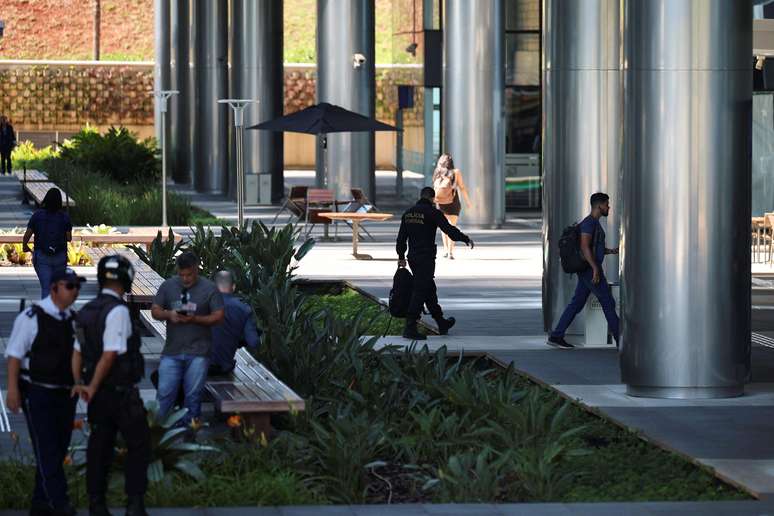 Um agente da Polícia Federal caminha próximo à entrada do BRB, Banco de Brasília, durante uma operação contra a emissão fraudulenta de títulos de crédito por instituições financeiras, que resultou na prisão de Daniel Vorcaro, em Brasília, Brasil, 18 de novembro de 2025 Um agente da Polícia Federal caminha próximo à entrada do BRB, Banco de Brasília, durante uma operação contra a emissão fraudulenta de títulos de crédito por instituições financeiras, que resultou na prisão de Daniel Vorcaro, em Brasília, Brasil, 18 de novembro de 2025