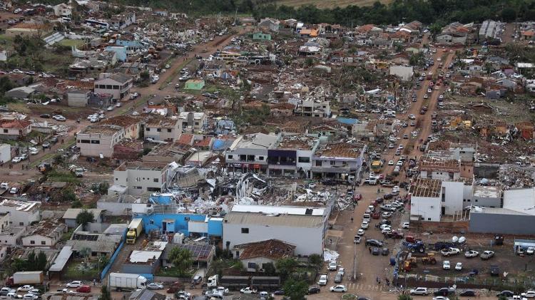 Visão aérea do município de Rio Bonito do Iguaçu, no Paraná, após tornado 