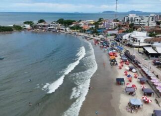 Praia com maior alargamento do Brasil recebe tecnologia para atender temporada de verão