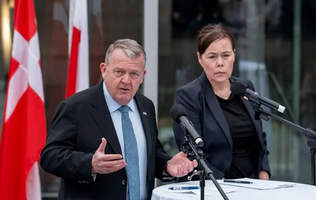 Os ministros das Relações Exteriores da Dinamarca, Lars Lokke Rasmussen (à esquerda), e da Groenlândia, Vivian Motzfeldt, em uma coletiva de imprensa durante sua visita a Washington.