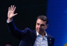 Flávio Bolsonaro vai mais aos EUA do que a estados-chave no Brasil e diz que tarifaço pode dar vitória política a Lula