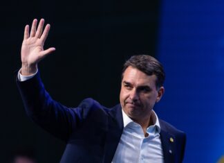 Flávio Bolsonaro vai mais aos EUA do que a estados-chave no Brasil e diz que tarifaço pode dar vitória política a Lula
